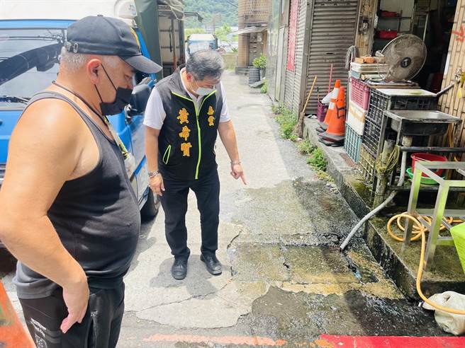 无党籍基隆市长参选人黄希贤质疑，蓝绿互喷口水、抹脏水，不如把力气花在治水、监督预算执行与成效。（无党籍基隆市长参选人黄希贤提供／陈彩玲基隆传真）