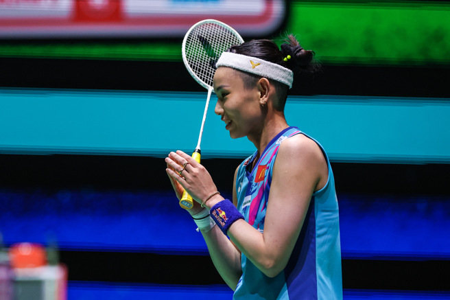 戴資穎在世錦賽16強擊退越南老將武氏妝後，做出招牌的感謝動作。（Badminton Photo提供）