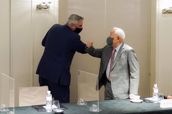 美国州长贴出与张忠谋（右）击肘问候的照片。（图／翻摄自Eric Holcomb twitter）