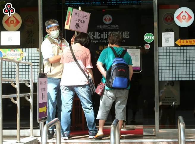 为避免劳保基金破产，行政院因而大幅提高明年劳保基金拨补预算至450亿元。（报系资料照）