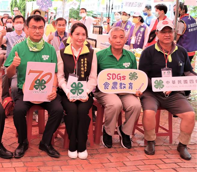 有全国最美镇代美名的陈怡桦（左２）传闻将出任锺东锦竞选发言人。（李京升摄）