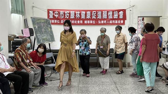 台中市好藤林健康促進關懷協會將舉行「風華不老、樂齡舞台秀」活動，參與的長者在專業美姿美儀老師指導，練習走台步。（好藤林健康促進關懷協會提供／馮惠宜台中傳真）