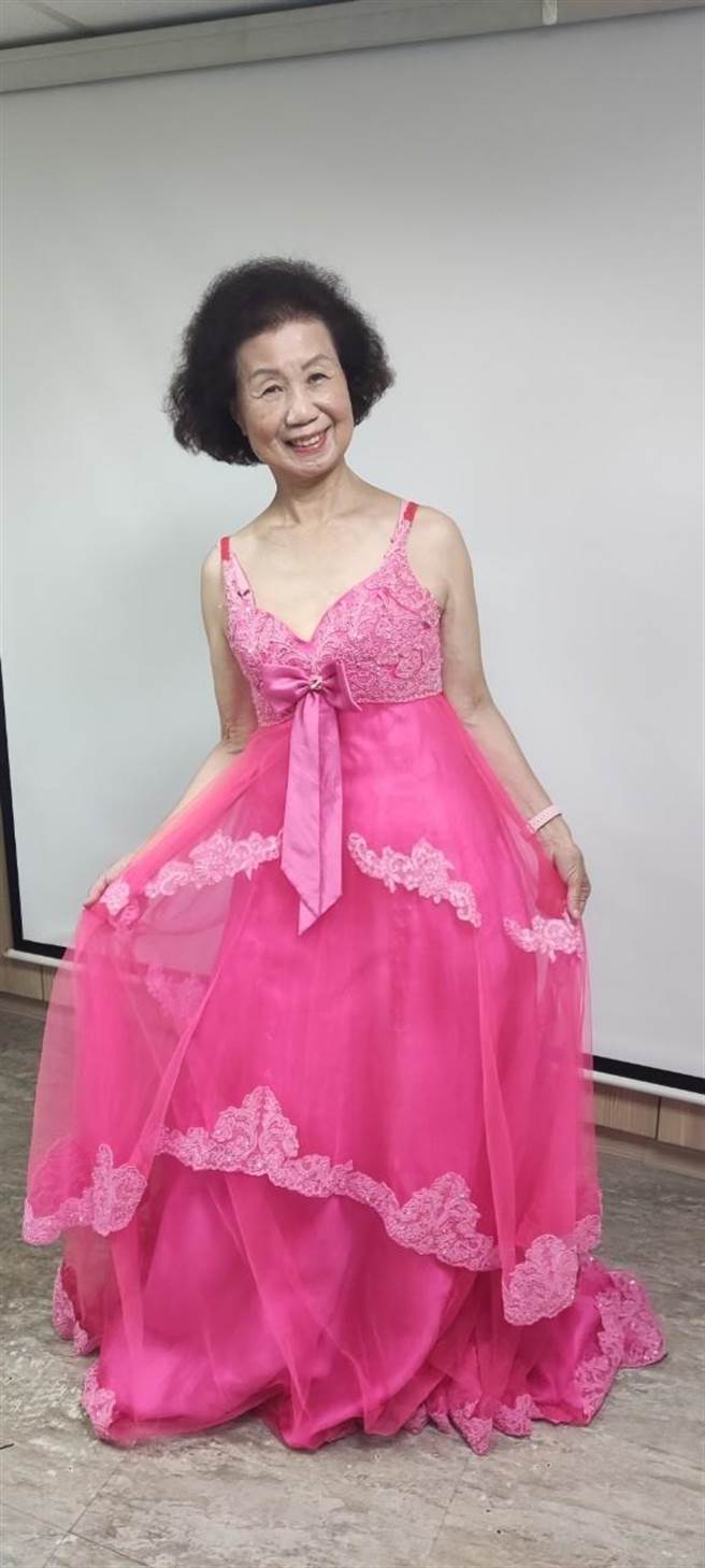 台中市好藤林健康促進關懷協會將舉行「風華不老、樂齡舞台秀」活動，讓參與的長者可以 裝上禮服上台走秀。（好藤林健康促進關懷協會提供／馮惠宜台中傳真）