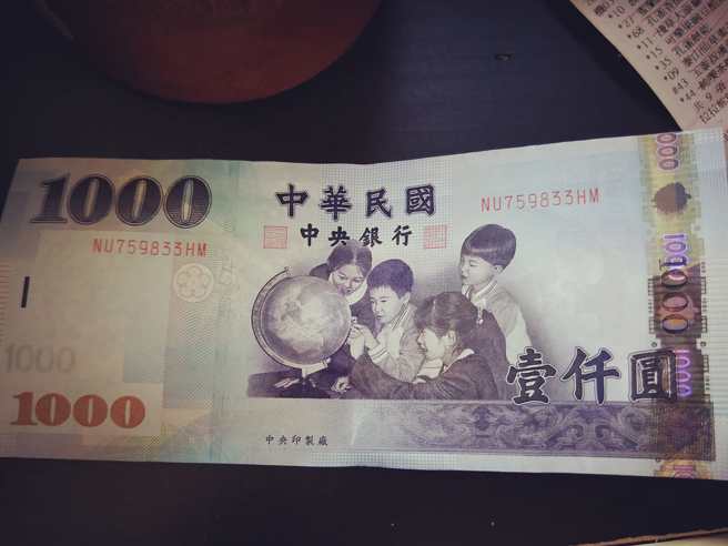 有其他人發現原PO分享的照片右上角，有購買許多零食的明細。（圖／爆廢公社）
