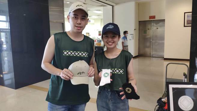 来自泰安乡泰雅族情侣檔朱子骞、陈静燕，将原住民文化融入到服饰中，盼藉此推广原民图腾。（李京升摄）