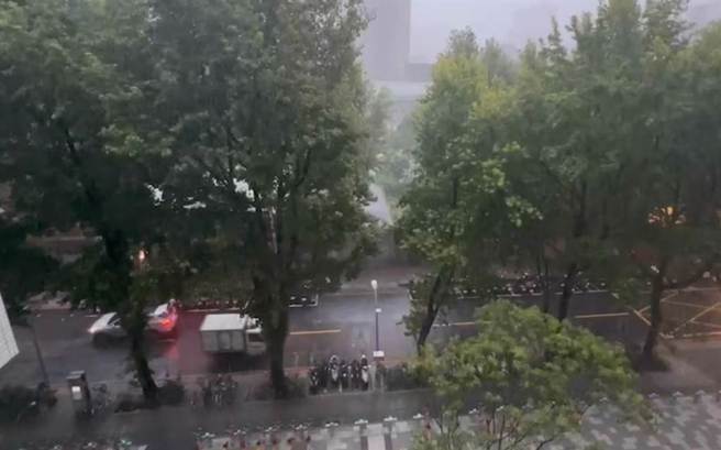 新北市新店区今天下午降下大雷雨，下午3时许发生大范围停电事件，多个路段无电可用。（李奇叡翻摄）