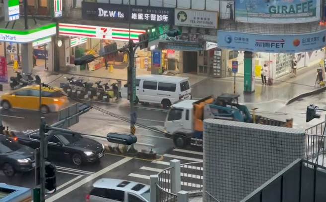 新北市新店區稍早降下大雨，時雨量來到65毫米，新北市災害應變中心今（2）日下午3時50分強化三級開設。（李奇叡翻攝）