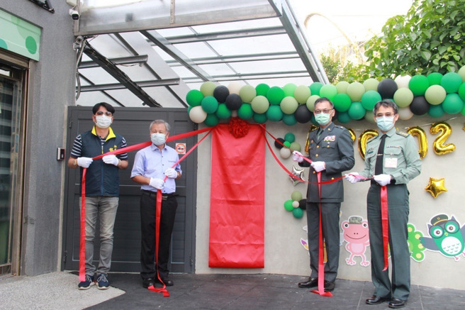 军备局生产制造中心第202厂光华营区「职场互助教保服务中心」今（25）日举行揭牌典礼暨新生体验营活动，由202厂长潘焕亚少将主持，邀请财团法人三之三生命教育基金会吴文宗董事长、南港区新光里长龚睿堉及学童家长代表观礼。(军备局提供)