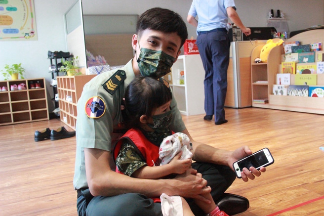 蔡博轩士官长感谢政府照顾官兵托育需求的德政，让自己能兼顾工作及家庭，将工作与托育结合，更无后顾之忧。(军备局提供)