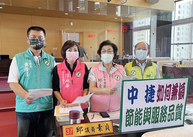 经济部调涨电价后，台中捷运成本开支增加850万，台中市议员谢明源(右起)、邱素贞、陈淑华、萧隆泽质询呼吁中捷应节能减碳。(林欣仪摄)