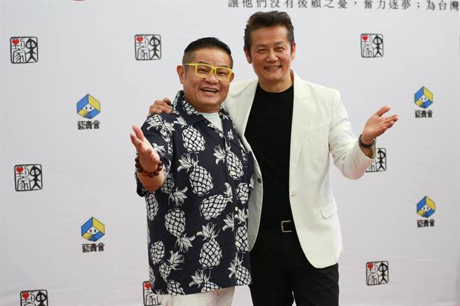 许效舜（左）透露25年前曾向徐乃麟借50万。（黑到家公义关怀计画提供）