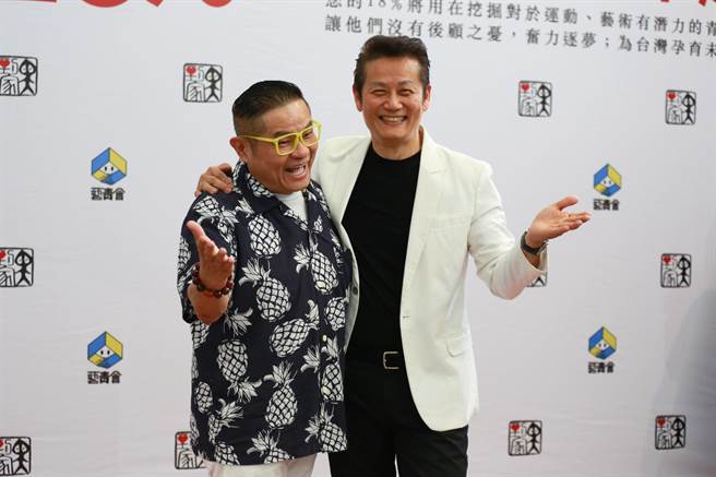 徐乃麟（右）表示是相信许效舜的为人才会答应借钱。（黑到家公义关怀计画提供）