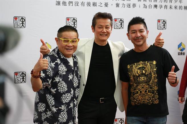 许效舜（左起）、徐乃麟、荒山亮今一同出席公益活动。（黑到家 公义关怀计画提供）