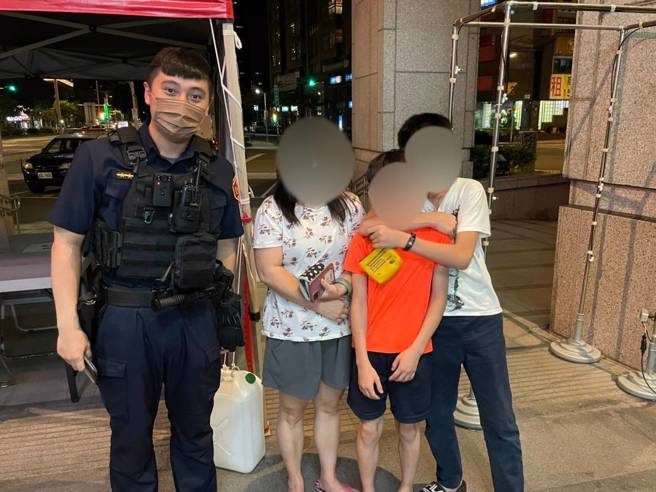 景美所警员陈洺宇(左)。(警方提供)