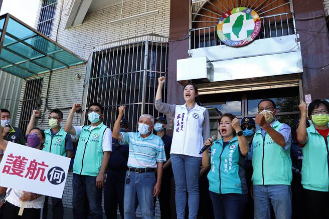苏孟婕（中）25日强调，就算挂无党也要参选到底，并与近百名支持者到民进党屏东县党部抗议，质疑党部在护航国民党参选人。（谢佳潾摄）