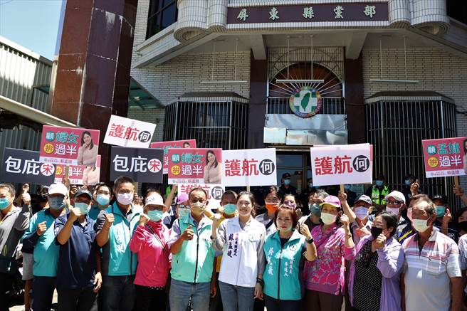 苏孟婕（中）25日强调，就算挂无党也要参选到底，并与近百名支持者到民进党屏东县党部抗议，质疑党部在护航国民党参选人。（谢佳潾摄）