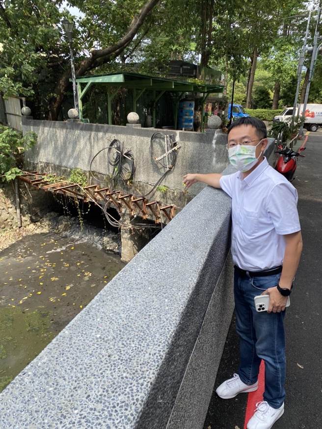 新北市议员李坤城表示，芦洲鸭母港沟上游仍又脏又臭，是侯市府不敢说出的事实，市长脸书只字未提。（李坤城提供）