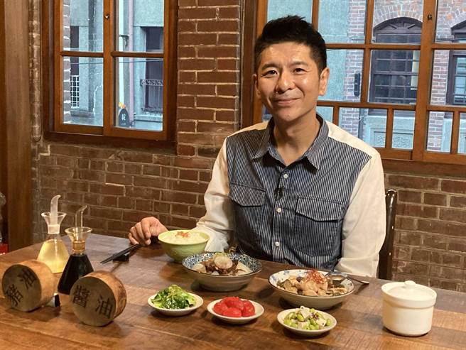 《咱的城 咱的市 咱台湾的味》主持人荒山亮。（华视提供）