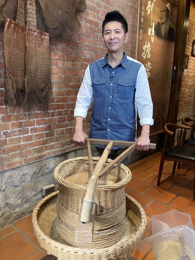 荒山亮走访各个县市挖掘台湾味。（华视提供）