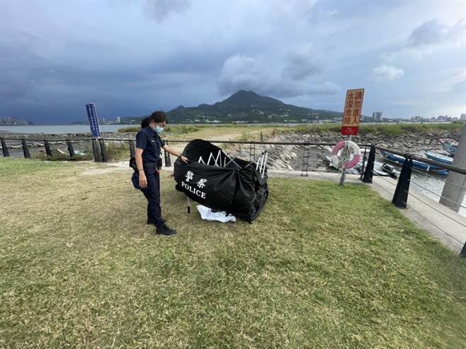 新北市淡水区有钓客在今(25)日下午前往淡水捷运站后方河岸钓鱼时，赫然发现有具浮尸，立刻报警处理。(淡水警分局提供)