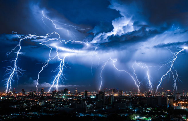 大陆一对新人到风景区拍婚纱照，没想到新郎竟被雷击中，最终不幸丧命。(示意图/达志影像)