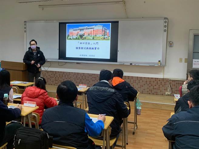 张秉宸以问题导向与做中学为核心的「游戏教学法」，获得教育部教学实践研究计画补助。（金大提供）