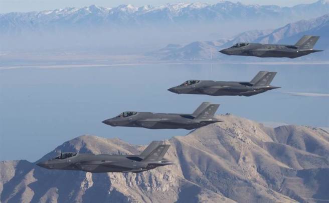 美國F-35戰機編隊飛越美國猶他州測試與訓練場（Utah Test and Training Range）上空的畫面。（美國空軍）