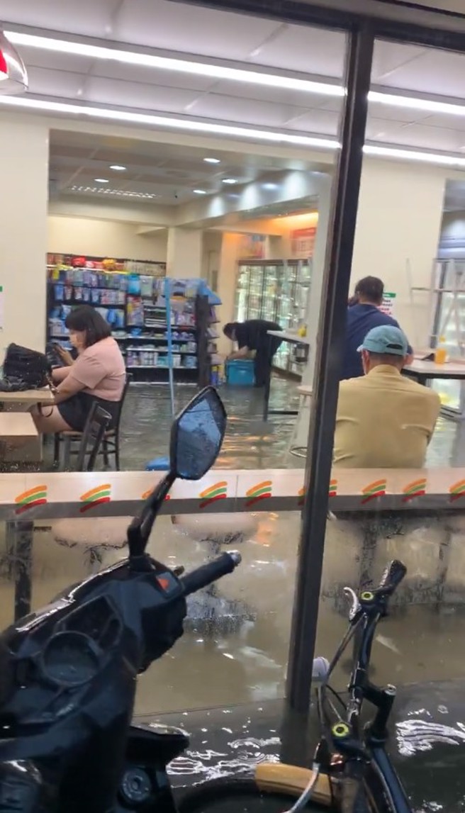 嚴重積水湧進超商。（翻攝自我是中和人臉書）