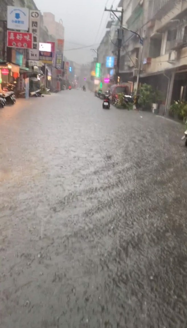 仁愛街上嚴重積水。（翻攝自我是中和人臉書）