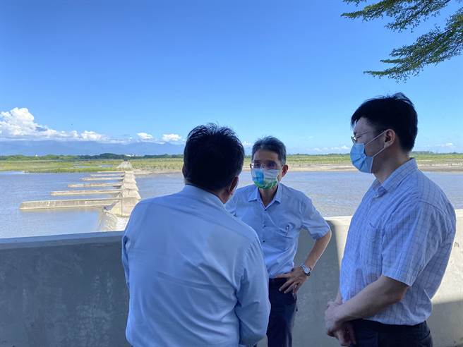 水利署长赖建信(图中)今日南下关心南部地区防旱因应整备情形。（南水局提供／李俊淇台南传真）