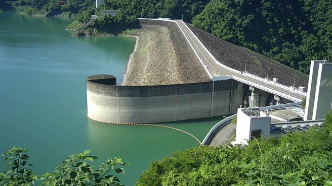 曾文水库靠着午后阵雨逐渐累积水量，目前蓄水率已超过5成。（南水局提供／李俊淇台南传真）