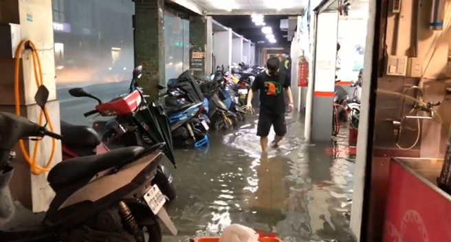 中和南勢角景新街積水高度約達小腿。（翻攝自力挺中天新聞社團，支持正常發揮臉書）