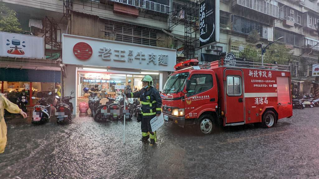 新北市中和區仁愛街有積淹水災情。（新北市消防局提供／李奇叡新北傳真）
