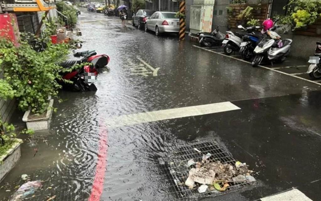 新北市中和區景新街路出現積淹水情形。（新北市水利局提供／李奇叡新北傳真）
