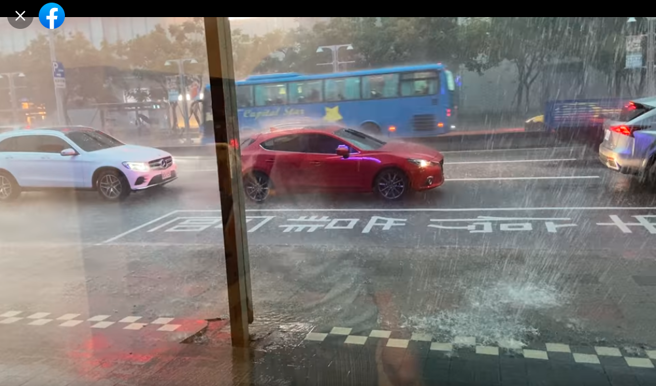 有民眾上網分享，因為沒帶傘被困在市府捷運站。（圖／臉書「信義區三兩事」）