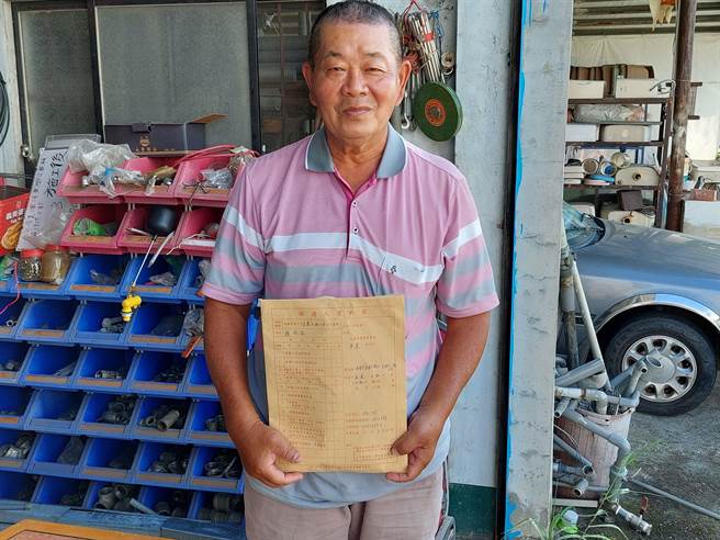 高市美浓区狮山里里长锺明福24岁退伍后就担任美浓镇民代表，任过6届民代、4届里长，选举没失败过，年底九合一选举开始领表，锺一早就领表，他说，只要身体健康，会一直服务里民下去。（林雅惠摄）