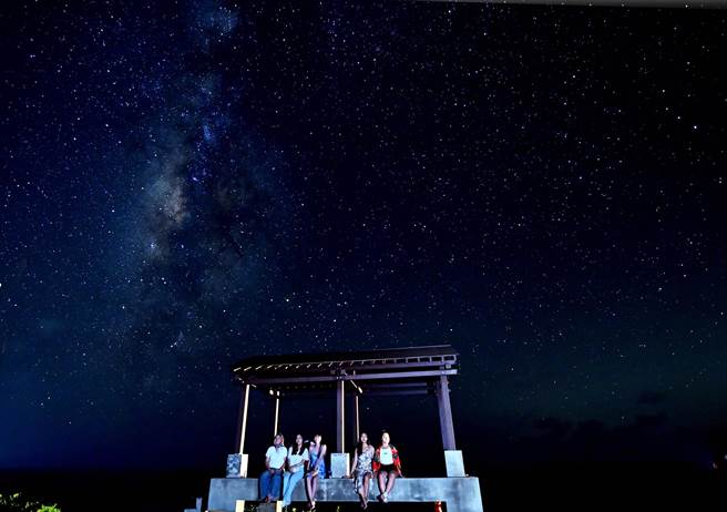 大陆留学生吴燕（右一）、马隽飞（右二）首游兰屿，连续两天晚上都坐在凉亭仰望星空银河，直说好疗癒。（庄哲权摄） 