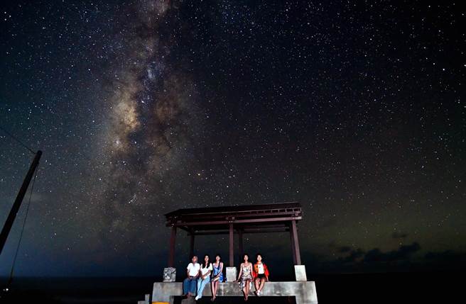 大陆留学生吴燕（右一）、马隽飞（右二）首游兰屿，连续两天晚上都坐在凉亭仰望星空银河，直说好疗癒。（庄哲权摄）