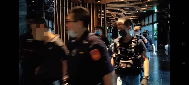 新北市淡水区今(25)日下午约3时54分惊传枪声，有一名林姓住户与一名陈姓男子开车返回住家的地下停车场时，遭两名不明人士掏枪警告，结果陈男对空鸣枪示威；目前警方已出动大批警力在现场搜查。(淡水警分局提供)