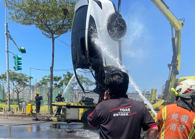 桃园市消防局长谢吕泉坦言电动车因底盘是锂电池组，抢救困难且灭一台要10吨水，未来研拟出动拖吊车，90度吊起方便射水灭火。（蔡依珍摄）