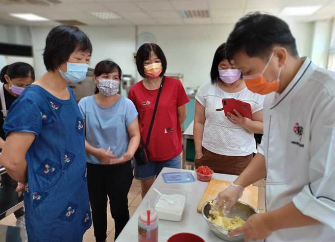 参加学员认真聆听讲师示范，期待回家后与家人分享，烹调不同的有趣料理。(台中市政府提供)