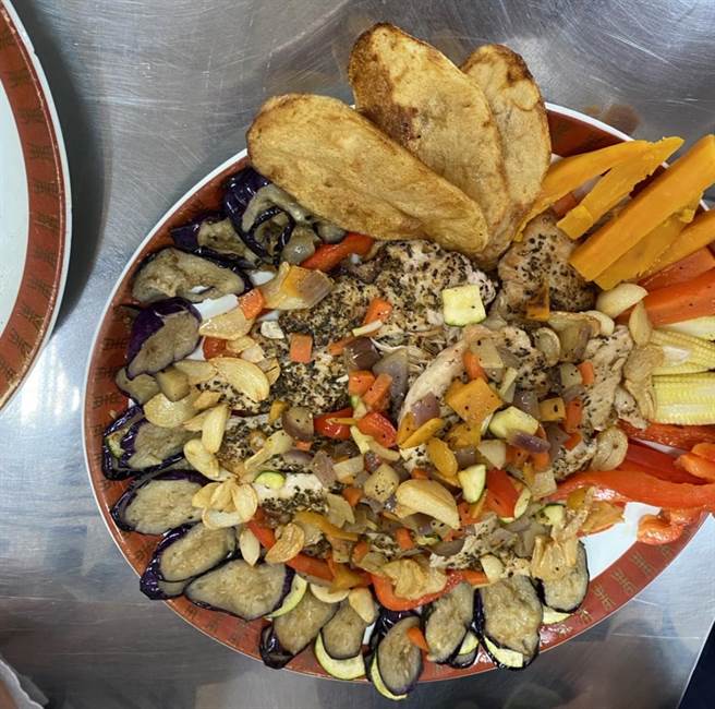 特色低GI料理，教大家吃得健康又营养。(台中市政府提供)