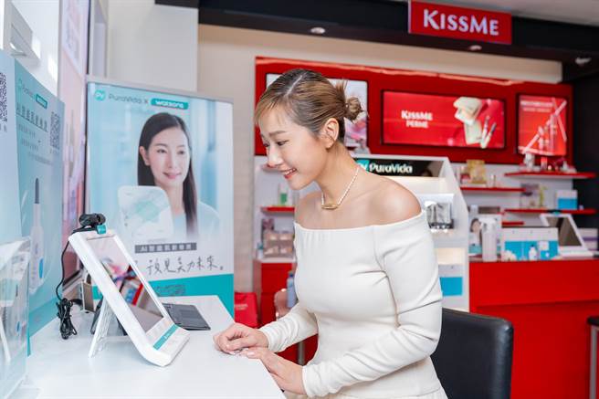 方志友出席代言活动体验「AI智能肌龄检测」。（PuraVida璞若美得提供）