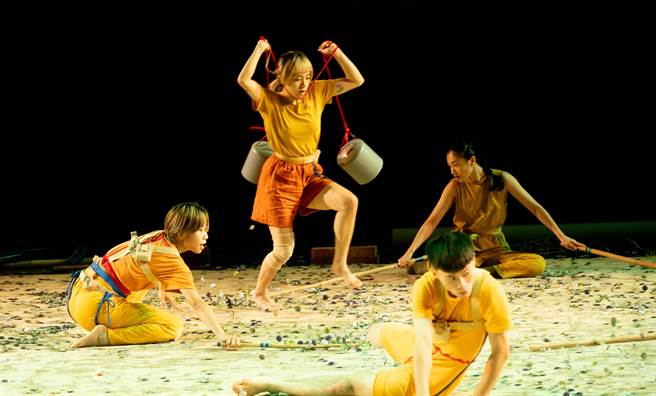 舞者身上穿了水管、戴着砖块跳舞，发出奇异的声响，西班牙编舞家玛芮娜．麦斯卡利（Marina Mascarell）运用塑胶废弃物、水管、砖瓦打造未来异托邦，推出作品《异托邦喧哗．沉默不再》。（陈信翰摄）