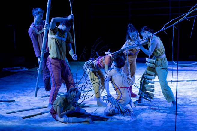 舞者身上穿了水管、戴着砖块跳舞，发出奇异的声响，西班牙编舞家玛芮娜．麦斯卡利（Marina Mascarell）运用塑胶废弃物、水管、砖瓦打造未来异托邦，推出作品《异托邦喧哗．沉默不再》。（陈信翰摄）