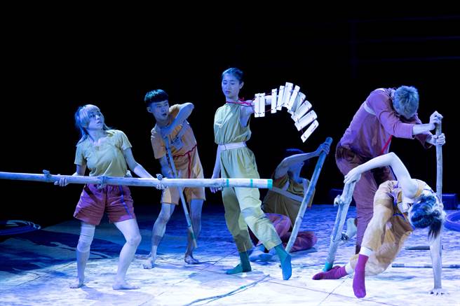 《异托邦喧哗．沉默不再》灵感得自末日科幻小说《播种者的寓言》（Parable of the Sower），情节设在一个地球暖化和贫富不均而文明崩坏的末日后世界，麦斯卡利建构的舞台世界，也让人起同样的联想。地板上铺着起皱的厚纸板，舞者身上套着水管、穿着砖瓦、彷佛是从垃圾堆中翻出来的衣物。（陈信翰摄）