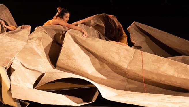 西班牙编舞家玛芮娜．麦斯卡利（Marina Mascarell）运用塑胶废弃物、水管、砖瓦打造未来异托邦，推出作品《异托邦喧哗．沉默不再》，本周末登场。（陈信翰摄）