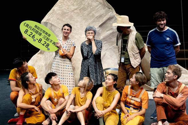 舞者身上穿了水管、戴着砖块跳舞，发出奇异的声响，西班牙编舞家玛芮娜．麦斯卡利（Marina Mascarell）再度来台，和舞蹈空间舞团合作，运用塑胶废弃物、水管、砖瓦打造未来异托邦，推出作品《异托邦喧哗．沉默不再》，本周末登场。（陈信翰摄）