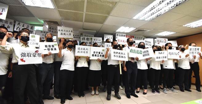 党产会于7月26日公布处分书，要求救国团自收到处分书次日起30日内，将旗下61笔土地、建物及现金新台币16亿3500万余元移转为国有，救国团今日再度表达抗议。(救国团提供／李侑珊台北传真)