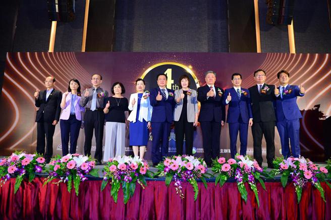 （与金舶奖得主合照。图／商总提供）